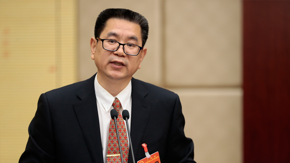 市人大法制委员会副主任委员陈宁同志作关于《广州市社会工作服务规定（草案）》审议意见的报告