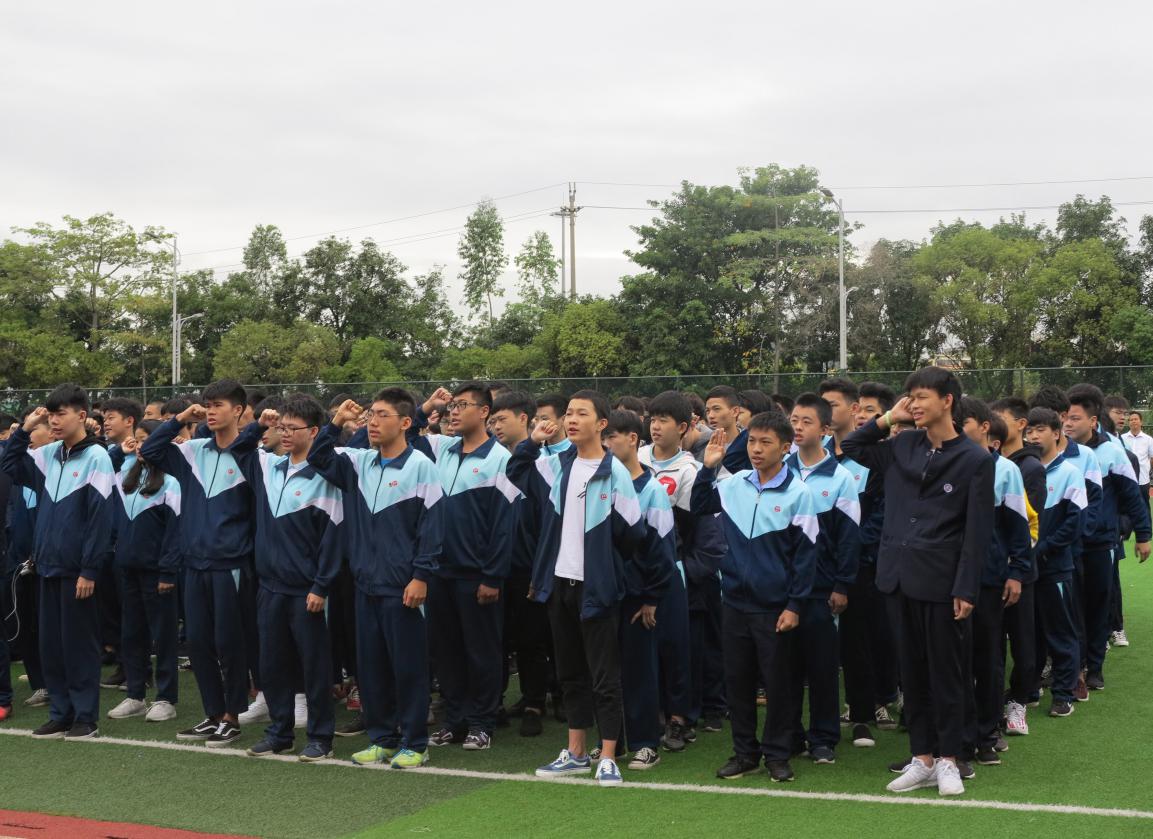 广州市轻工职业学校举行宪法宣誓活动